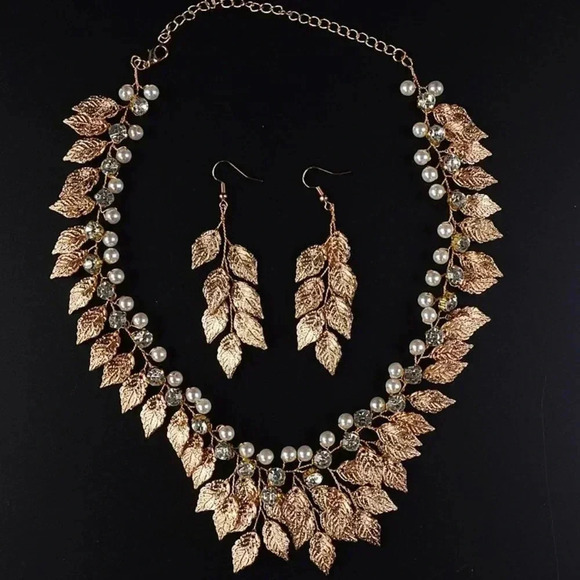 Beautiful Headdress and Matching Necklace & Earrings also a matching Bridal Sash - Picture 5 of 7